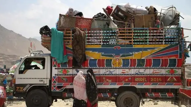افغانه کورنۍ وطن ته ستنېږي