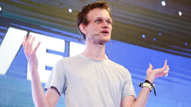 Vitalik Buterin gesticulando enquanto falablaze jogo do aviãozinhoevento,blaze jogo do aviãozinhopé