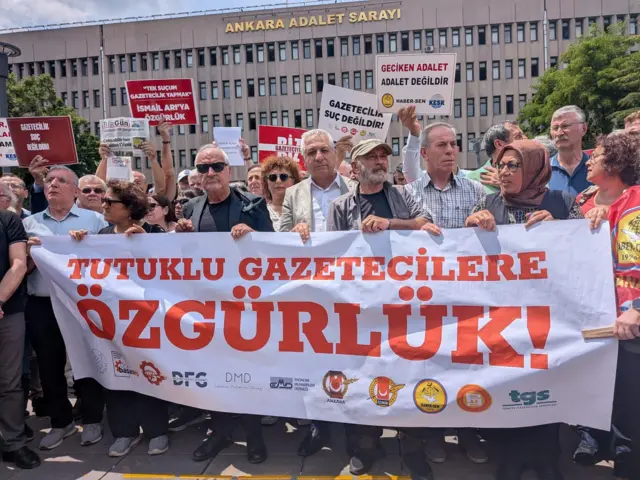 5 Haziran'da Ankara Adalet Sarayı önünde İsmail Arı için toplanan basın meslek örgütleri ve siyasi parti temsilcileri "Tutuklu gazetecilere özgürlük" yazılı bir pankartın arkasında