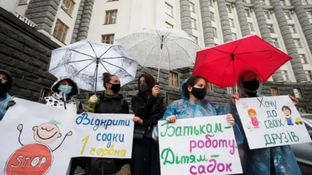 Около здания украинского Кабинета министров проходили акции протеста с требованием ослабить карантин