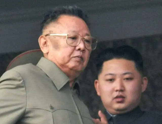 የቀድሞ የሰሜን ኮሪያ ታላቁ መሪ ኪም ጆንግ-ኢል እና ልጃቸው ኪም ጆንግ-ኡን