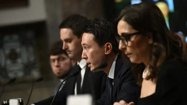 （奥から）ジェイソン・シトロン氏、エヴァン・シュピーゲル氏、周受資氏、リンダ・ヤッカリーノ氏（31日、ワシントン）