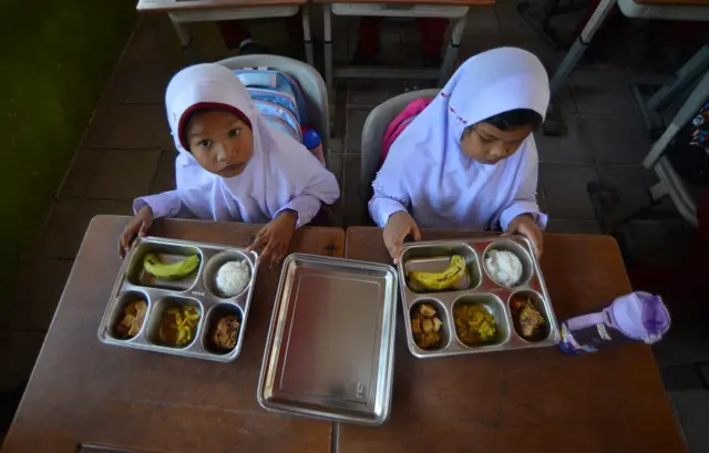 Sejumlah murid menikmati makan bergizi gratis (MBG).