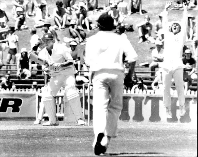 इंग्लंड आणि ऑस्ट्रेलिया सामन्यातील एक क्षण 