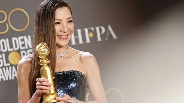 Michelle Yeoh com o prêmio