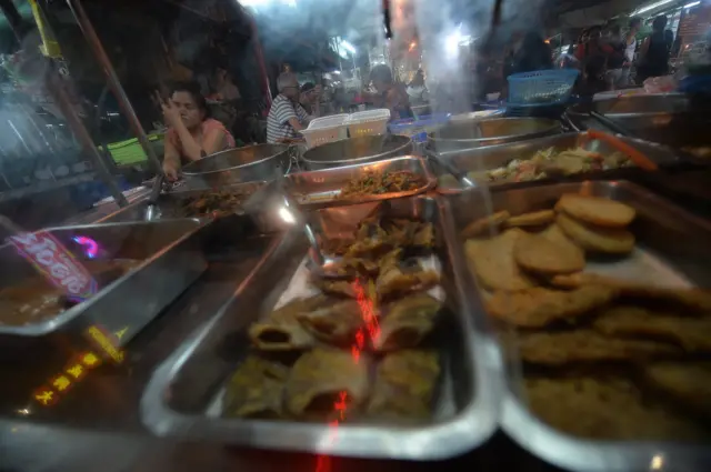 ถาดอาหารในย่านเยาวราช