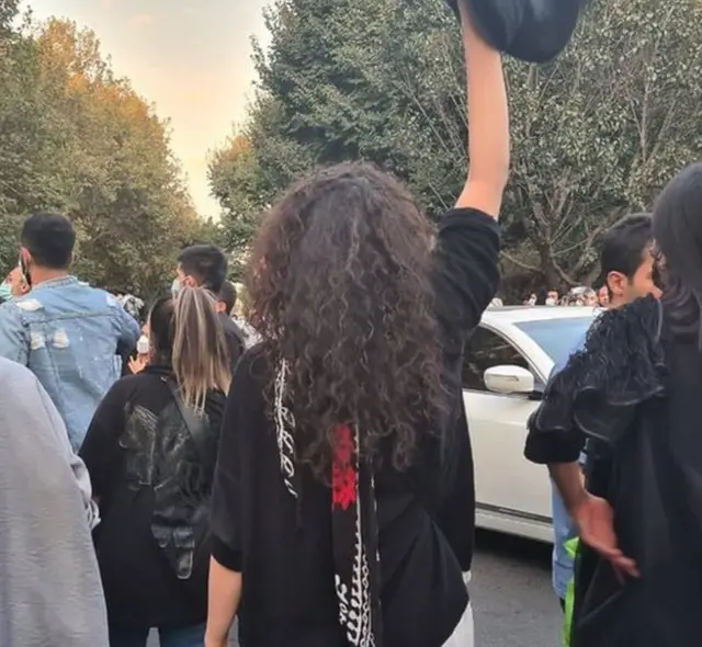 మహసా అమినీ మరణం తర్వాత హెడ్ స్కార్ఫ్‌లను తొలగించి సోషల్ మీడియాలో ఫోటోలు పోస్టు చేసిన మహిళలు