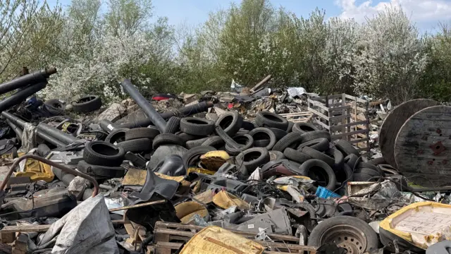 Gomila potrošenih automobilskih guma na deponiji