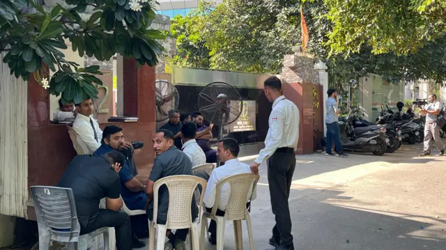 संस्थान के बाहर पहरा