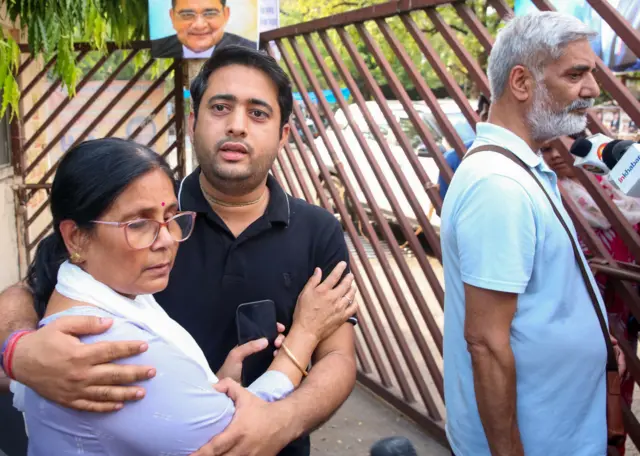 सोमवार को भोपाल की ज़िला अदालत में सुनवाई के दौरान, त्विषा शर्मा के माता-पिता और परिवार के सदस्य