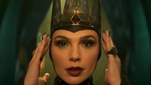 Gal Gadot como Rainha Má