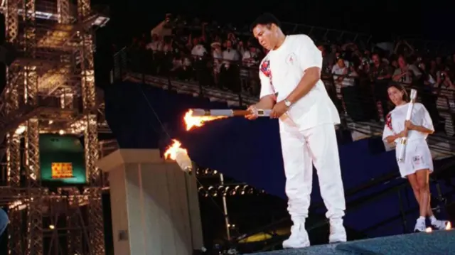 Muhammad Ali acana urumuri Olempike mu 1996