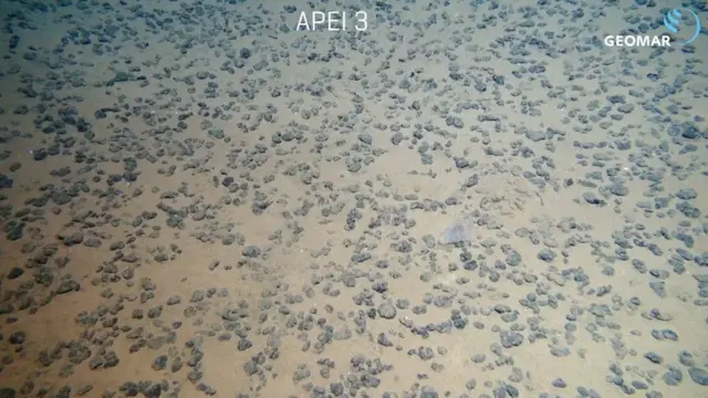 Nodules polymétalliques au fond de l'océan.