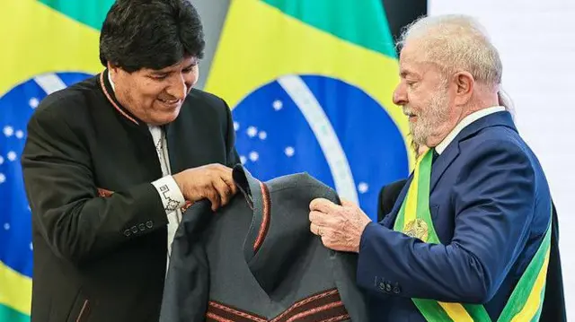 Evo Morales presenteia Lula com uma roupa típica boliviana 