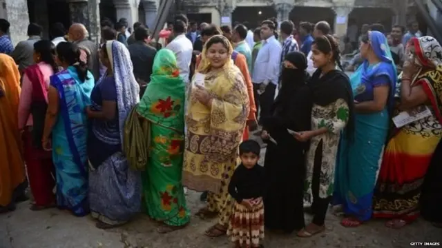 મતદાન કરવા ઉભેલા લોકો