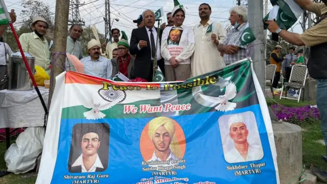 शादमान चौक पर जुटे लोग