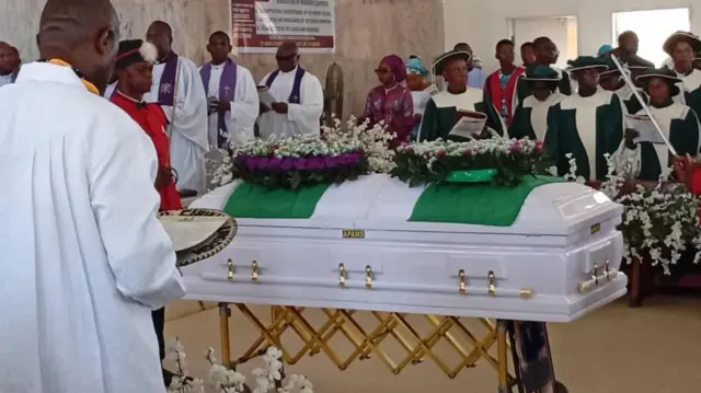 Ọtụtụ ndị ọnụ na-eru n'okwu sonyere n'ụka ikpeazụ a kara ya n'ụlọụka St Marks Anglican Church Ajali.