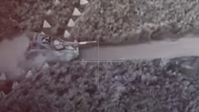 Український танк проїжджає повз протитанкові загородження на кордоні Курської області
