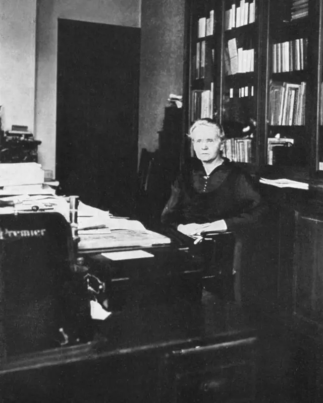 Марія Кюрі більшу частину своєї кар'єри працювала з радіоактивними речовинами голими руками 