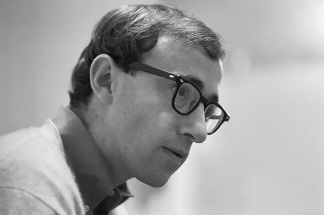 Чорно-біле фото Вуді Аллена в профіль у 1966 році