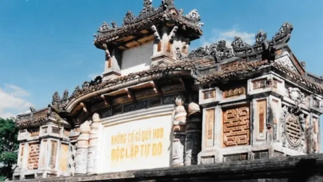 Bia Quốc học Huế