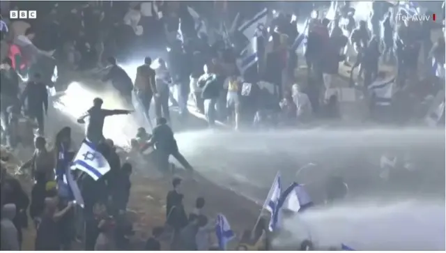 Àwọn olùwọ́de tí wọ́n ń fọ́n omi sí lára