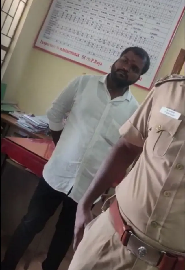  காவல் நிலையத்தில் விஸ்வா நிற்கும் வீடியோவில் ஒரு காட்சி. 