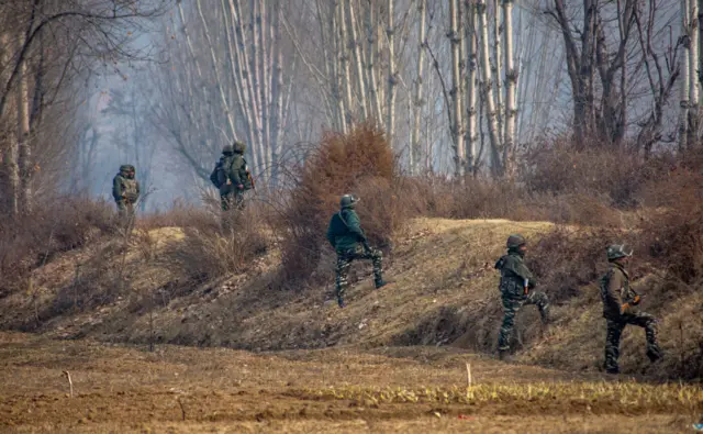 দক্ষিণ কাশ্মীরে সন্ত্রাস দমন অভিযানে ভারতীয় সেনা