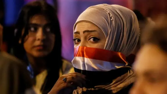 પ્રદર્શનમાં જોડાયેલી યુવતી