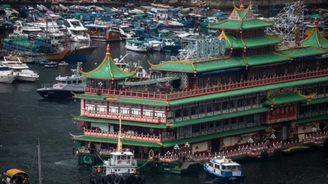 香港の水上レストラン、南シナ海で沈没 かつての観光名所 - BBCニュース