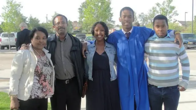 ሻነን ኣበድ ምስ ስድራ ቤቱ (ካብ የማን ኻልኣይ)