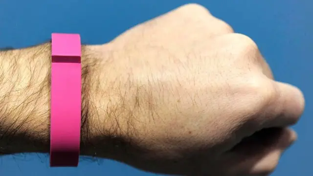 Una persona con una pulsera deportiva