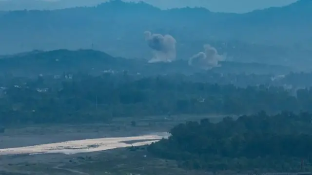 Пейзаж, на котором видны два клуба дыма.