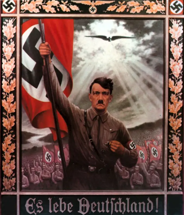 નાઝી પ્રચારસામગ્રીમાં હિટલર સાથે નાઝી ધ્વજની તસવીર 