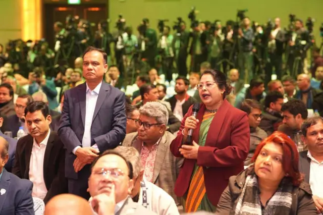 সাংবাদিকরা নানা প্রশ্ন করেন তারেক রহমানের কাছে