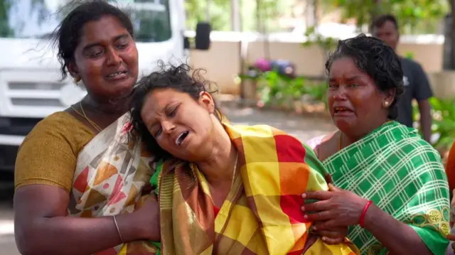 கரூரில் த.வெ.க. தலைவர் விஜயின் பரப்புரையில் ஏற்பட்ட நெரிசலில் 40 பேர் உயிரிழப்பு.