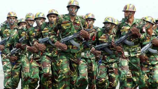 সামরিক কুচকাওয়াজে অংশ নেওয়া বাংলাদেশ সেনাবাহিনীর একটি কমান্ড দল (ফাইল ছবি)