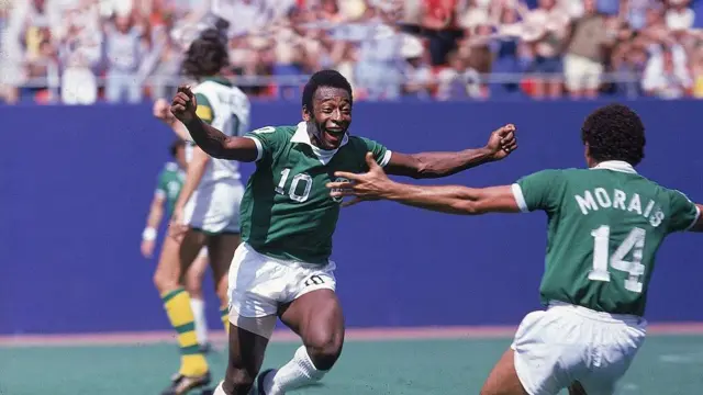 پله پس از ۱۸ سال بازی برای تیم برزیلی سانتوس در سال ۱۹۷۵ به نیویورک کاسموس ملحق شد و سه فصل برای این تیم بازی کرد