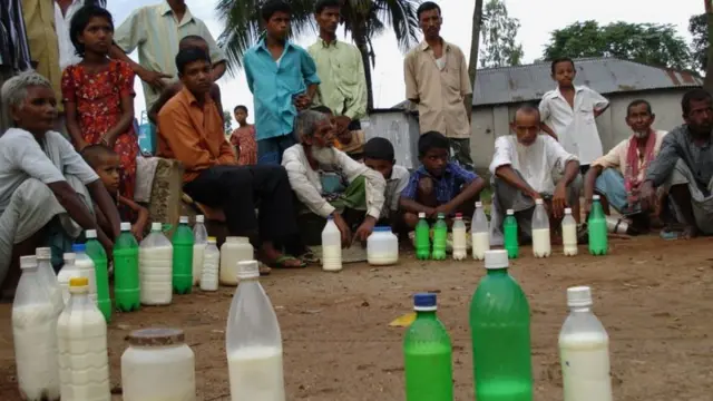 বাজারে বোতলে করে কাঁচা দুধ বিক্রি হচ্ছে