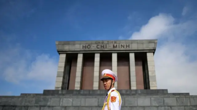 Việt Nam hiện nay nói chỉ chủ nghĩa Mác - Lênin, tư tưởng Hồ Chí Minh làm nền tảng tư tưởng, kim chỉ nam cho hoạt động của Đảng