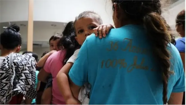 প্রেসিডেন্ট ট্রাম্প পরিবারগুলোর মধ্যে বিচ্ছিন্নতা বন্ধে একটি নির্বাহী আদেশে সই করলেও হাজার হাজার শিশু তাদের পরিবার থেকে বিচ্ছিন্ন রয়েছে।