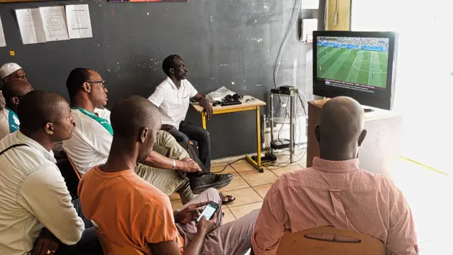 Avec l'élimination des équipes africaines au mondial russe, des immigrés africains en France supportent les bleus