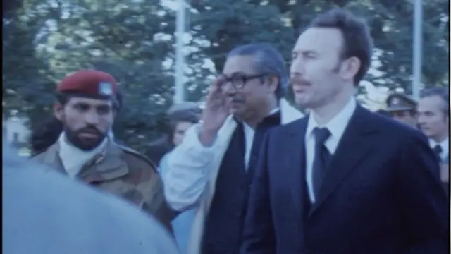 ওআইসি সম্মলেনে হোরারি বুমেদিন ও শেখ মুজিব। মি. বুমেদিনের বিমানে করে লাহোরে গিয়েছিল বাংলাদেশের প্রতিনিধি দল