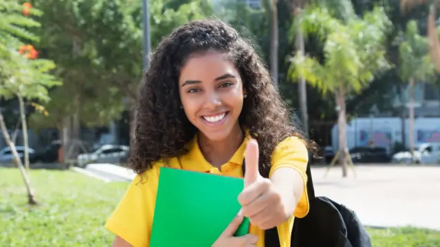Menina faz um joia para câmera