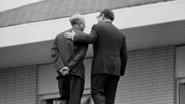 Henry Kissinger négocie avec Le Duc Tho du Nord-Vietnam à Paris, 1973