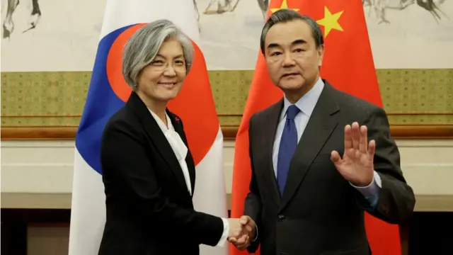 韩国外长康京首次访华，会晤中国外长王毅