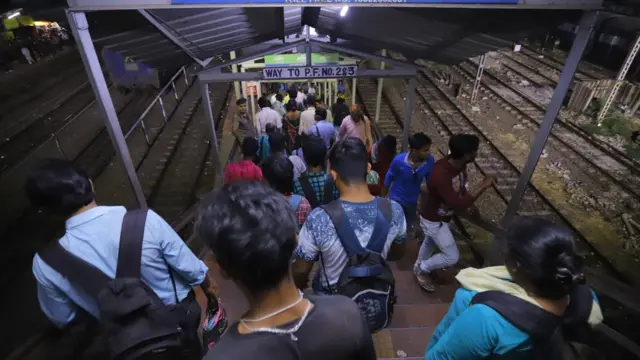 प्लेटफ़ॉर्म की सीढ़ियां