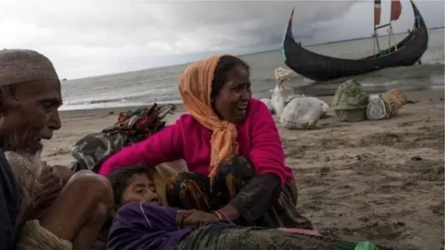 বাংলাদেশের নিরাপদ আশ্রয়ে পৌঁছে রোহিঙ্গা নারীর কান্না।