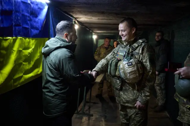 Зеленський тисне руку солдату