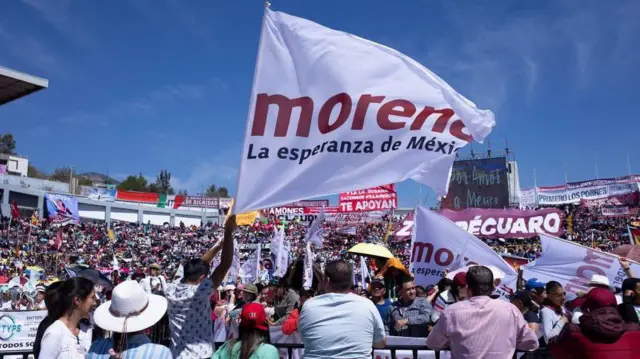 Multitud con banderas de MORENA